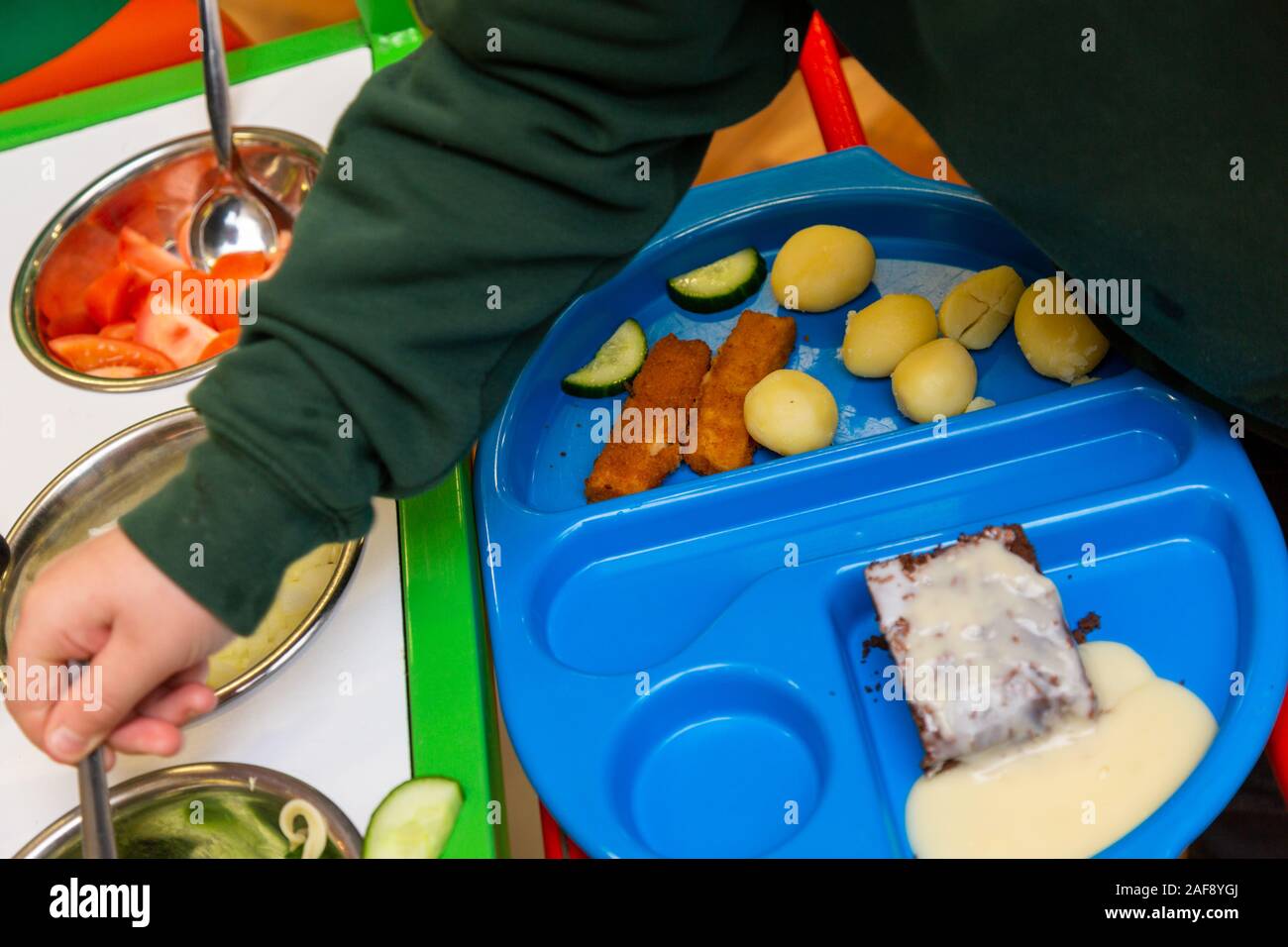 Il vassoio della scuola il pranzo o la cena in un Regno Unito la scuola primaria Foto Stock