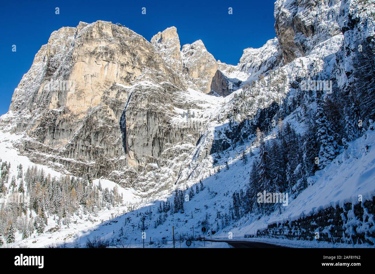 Il Passo Sella è il terzo di sette di montagna delle Dolomiti passa piloti cross nell'annuale Maratona dles Dolomites a singolo giorno gara ciclistica. Foto Stock