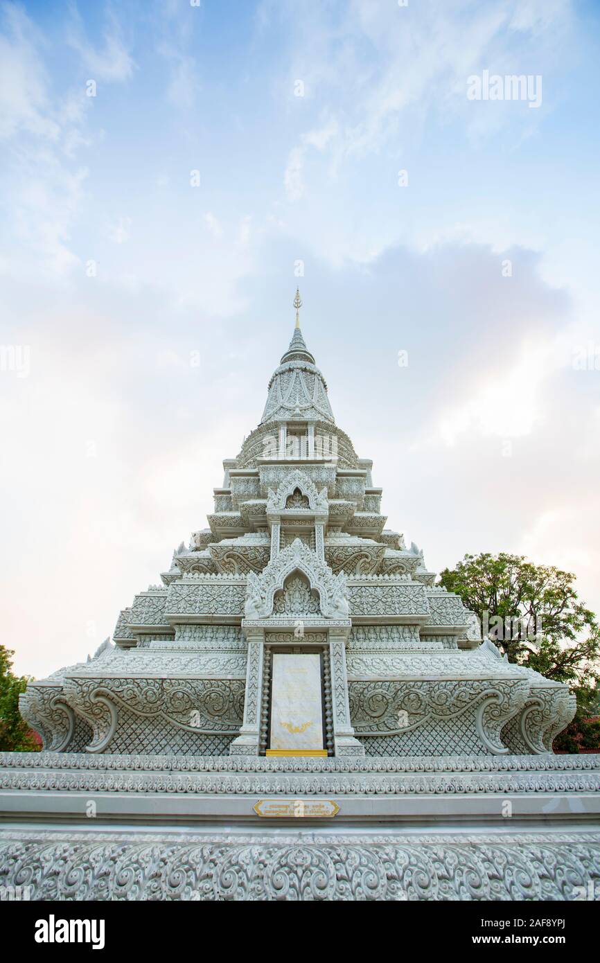 Cambogia, Phnom Penh. Un'ornately intagliato chedi fuori della pagoda d'argento Foto Stock