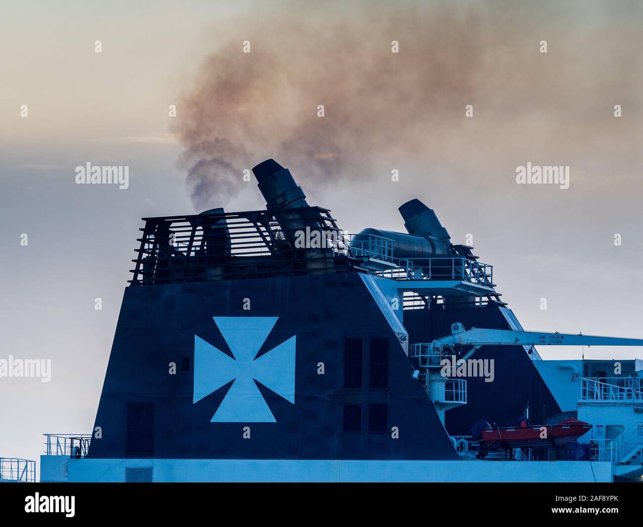 Navi scarico fumo - scarico imbuto della nave - inquinamento da navi - fumo da nave container Foto Stock