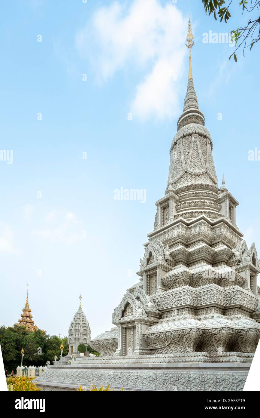 Cambogia, Phnom Penh. Un'ornately intagliato chedi fuori della pagoda d'argento Foto Stock