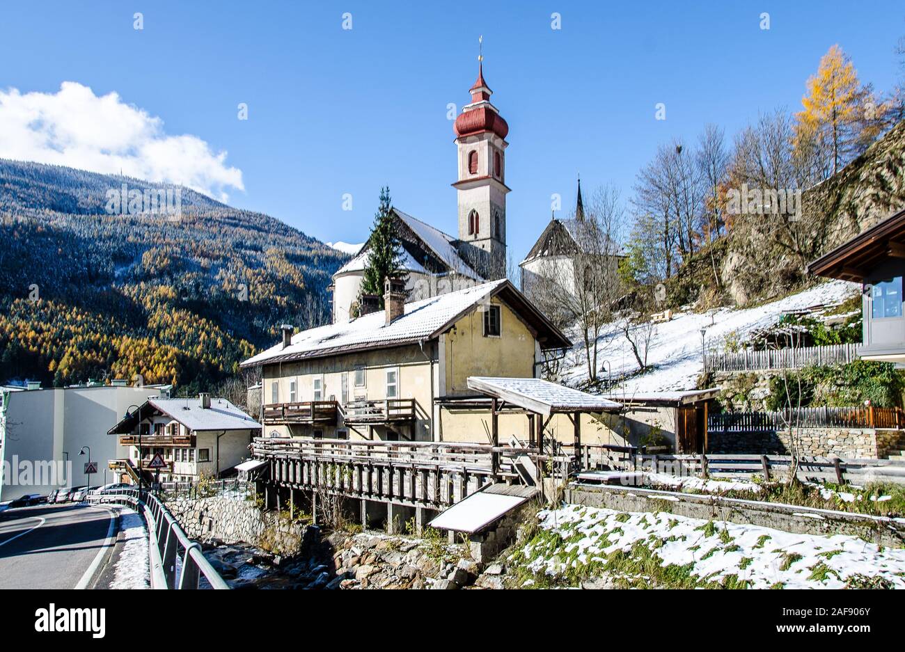 Colle Isarco è situato tra il Brennero e Vipiteno. Il Sud Tirolo villaggio vacanze garantisce la vicinanza ai principali la cresta alpina. Foto Stock