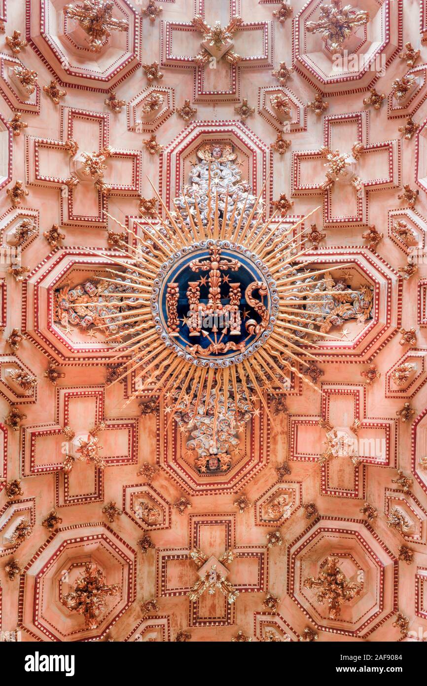 L'ornato soffitto rococò della basilica della cattedrale metropolitana di Salvador, recentemente ristrutturato nel 2018 Foto Stock