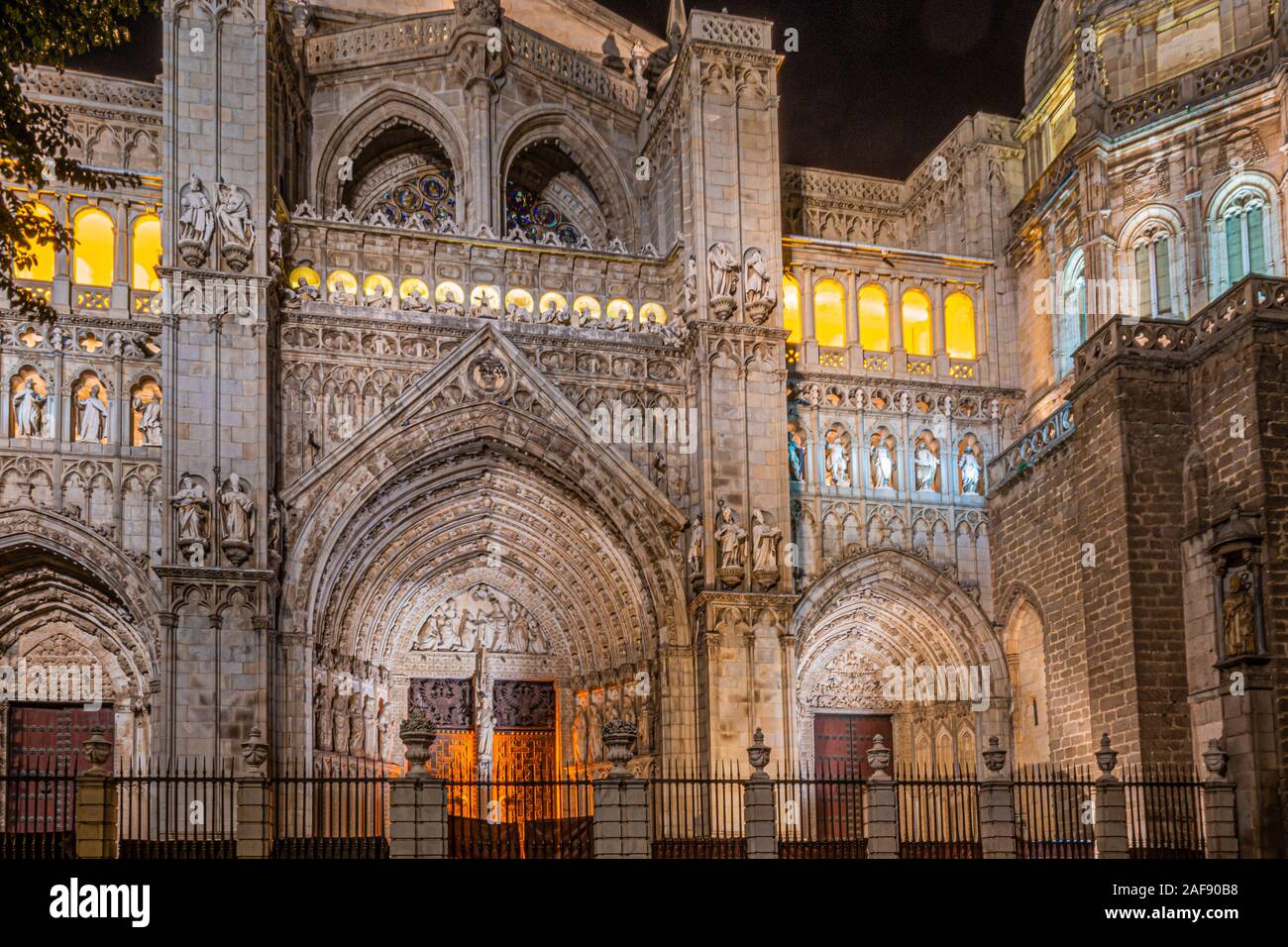 Vista notturna della facciata e la porta principale della cattedrale di Toledo. Castilla la Mancha comunità. Spagna Foto Stock