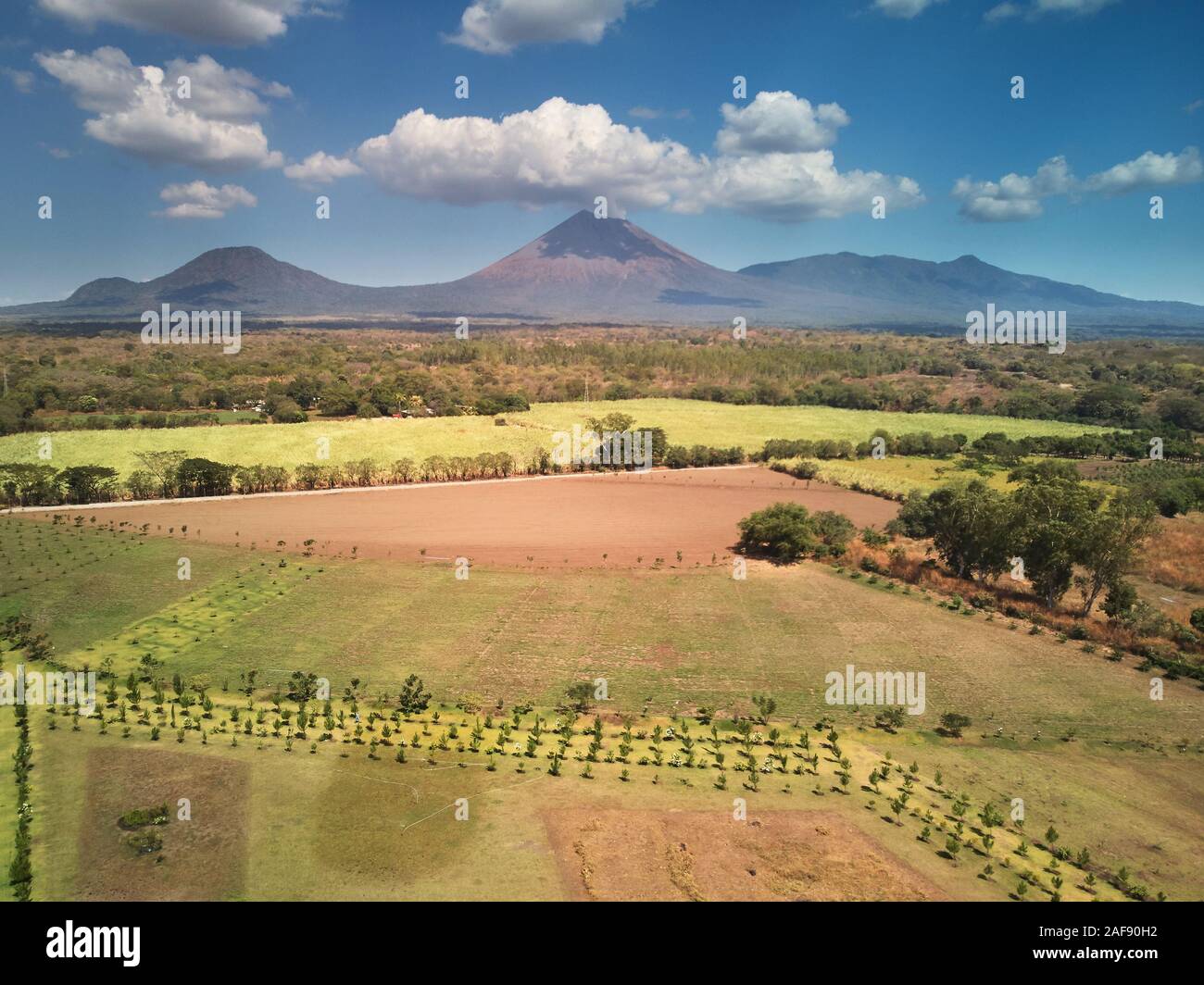 Grande campo con la fattoria vicino vulcano in Nicaragua antenna fuco view Foto Stock