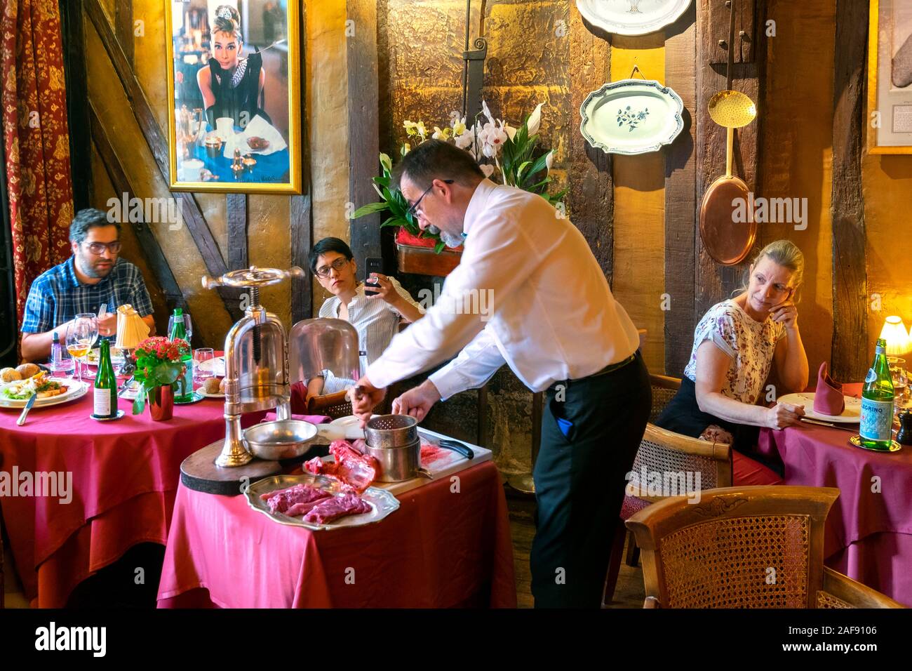 Il capo cameriere rendendo Canard à la rouennaise / Premuto duck, La Couronne - una stella Michelin e in Francia il più vecchio ristorante di Rouen, Normandia, Francia Foto Stock