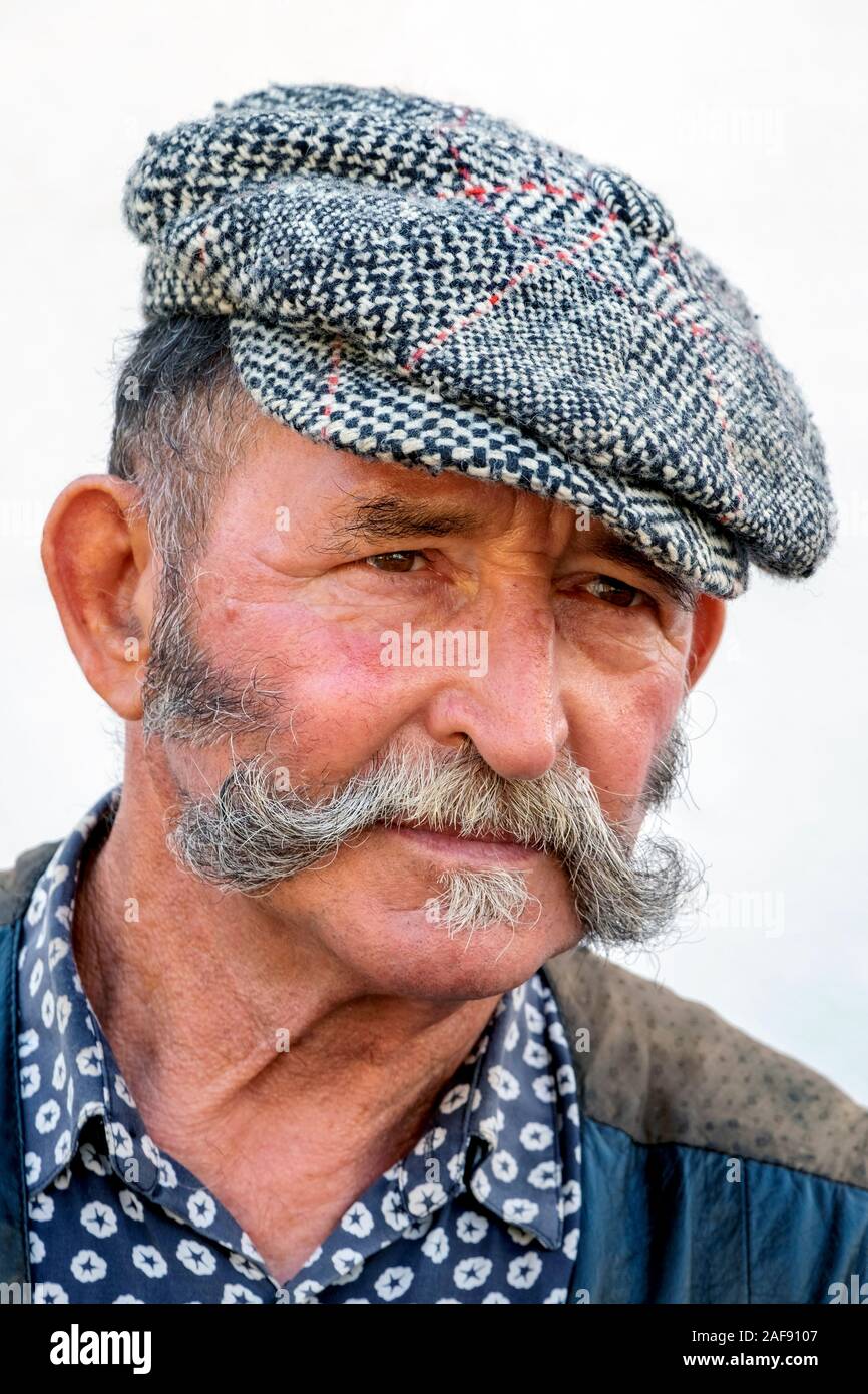 Ritratto di un uomo francese con basette e baffi, indossando un tweed tappo piatto, Arles, Provence, Francia Foto Stock