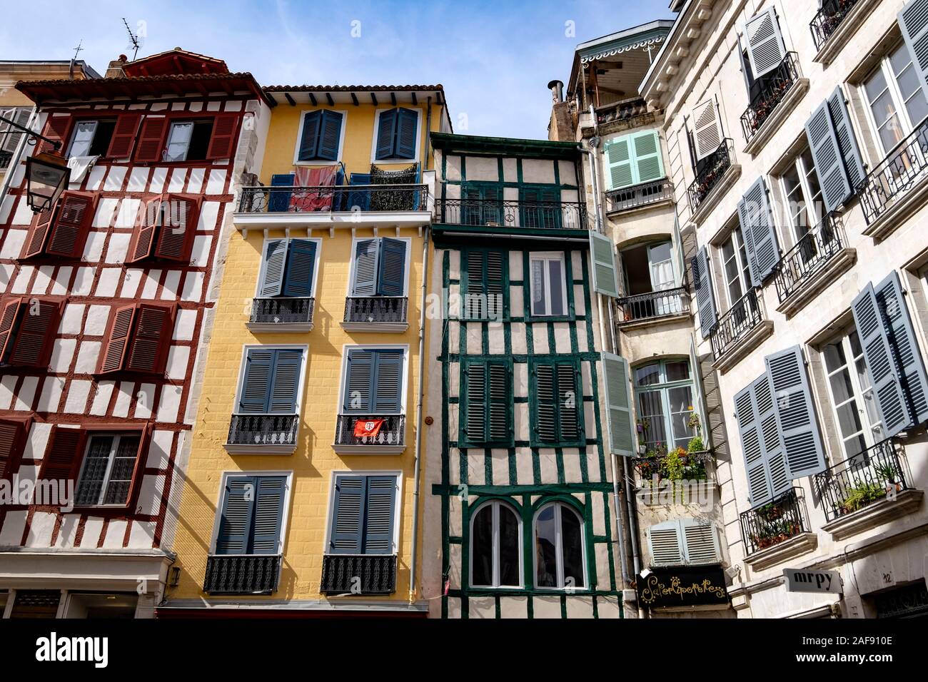 Case tradizionali lungo Rue argenterie, Bayonne, Pirenei Atlantiques, Paese Basco, Francia, Europa Foto Stock