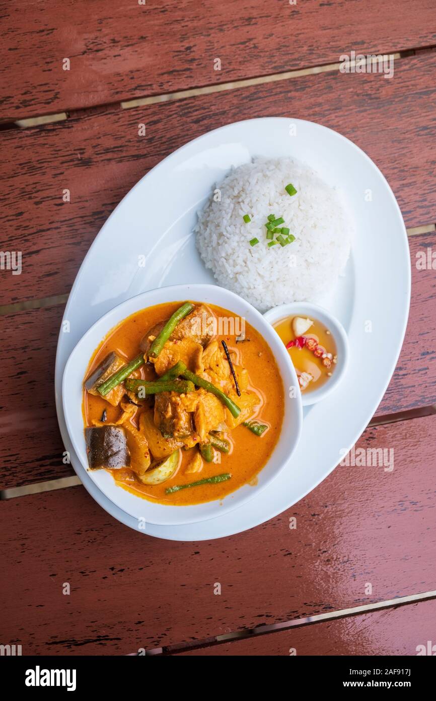 Cambogiano di Amok - una sorta di curry - con riso Foto Stock
