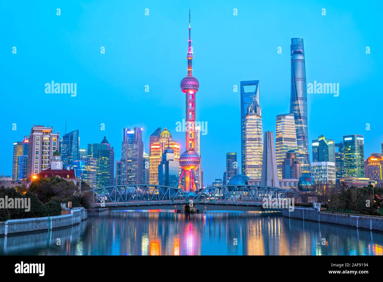 Shanghai skyline della città, vista dei grattacieli di Pudong e ponte Waibaidu dal Fiume Huangpu. Cina. Foto Stock