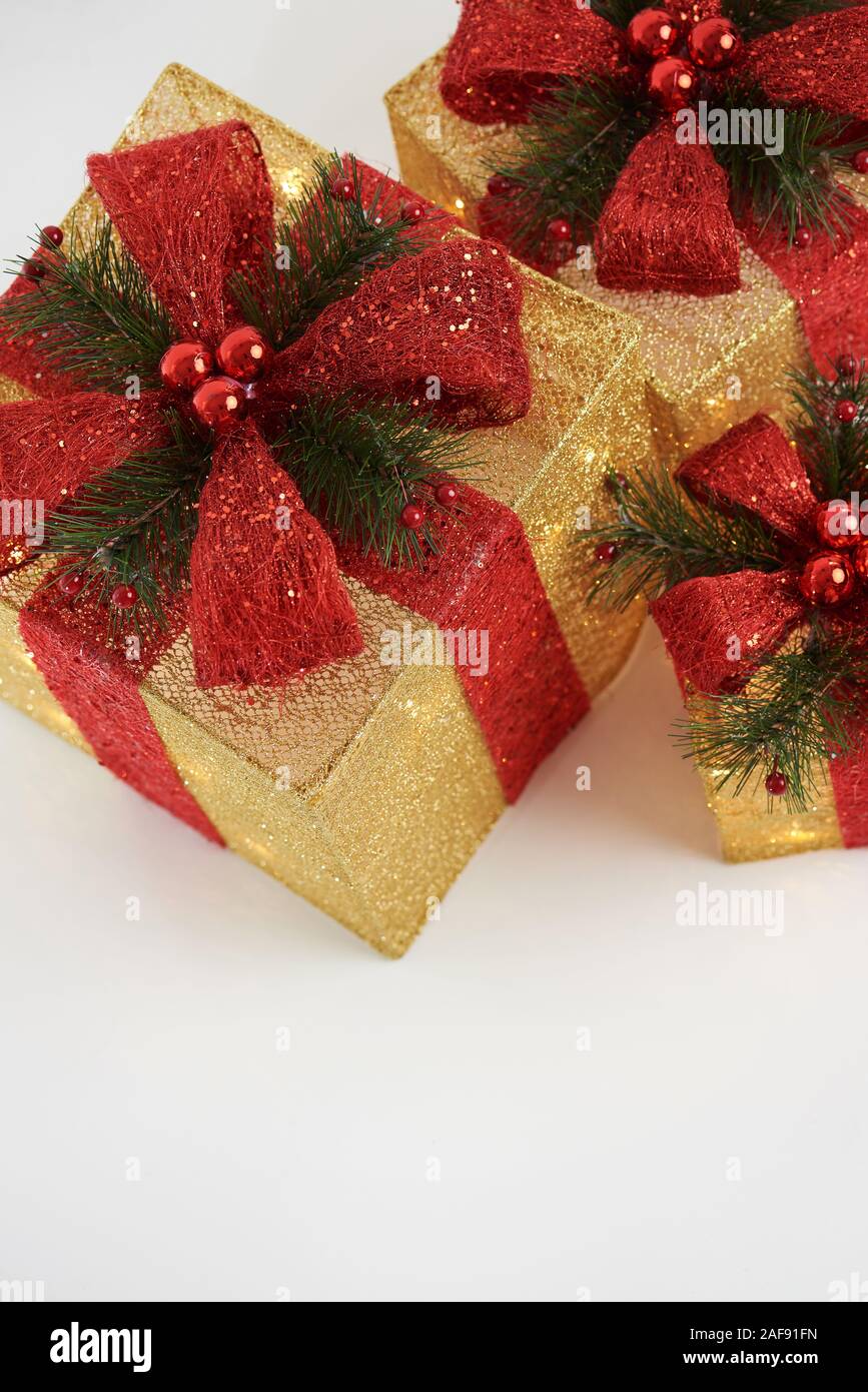 Set di Natale oro confezioni regalo su bianco di sfondo per studio Foto Stock