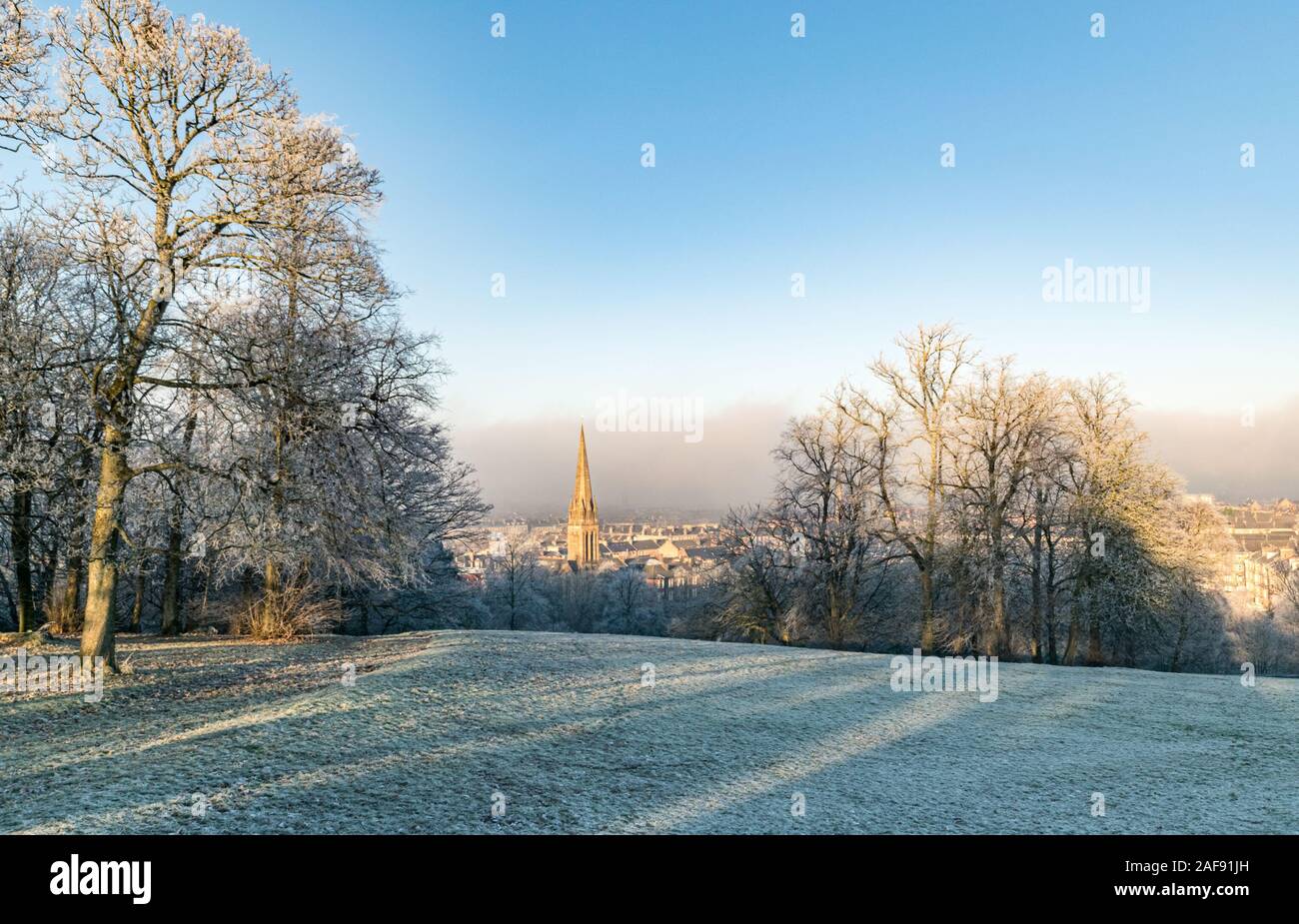 Il pupazzo di neve e nebbioso inverno mattina in Queens Park, Glasgow, Scozia Foto Stock