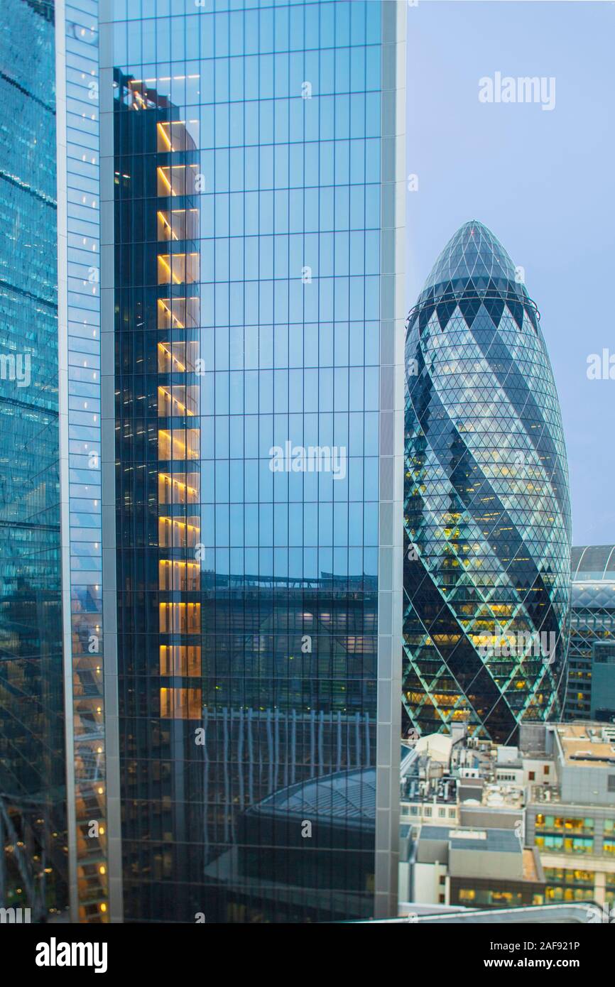 Vista dell'edificio Scalpel (52-54 Lime Street) e del Gherkin (30 St. Marys Ax) nel centro finanziario di Londra Foto Stock