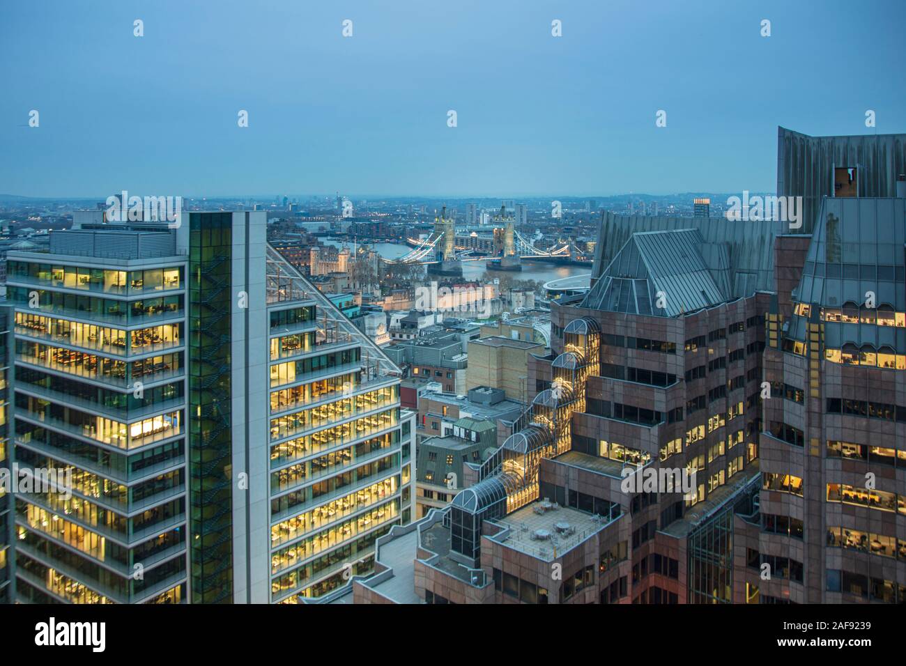 Il Tower Bridge e la Torre di Londra e a est della città di Londra il quartiere finanziario di Londra, Regno Unito Foto Stock