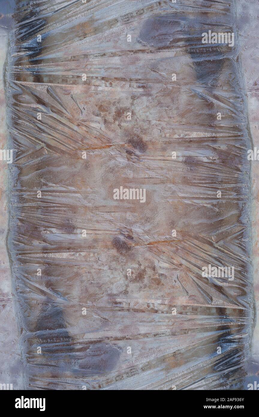 Avanzamento interessanti valli e gole formate nella superficie di acqua congelata ghiaccio con sfondo oscurato la geometria frattale la conduzione di calore pattern Foto Stock