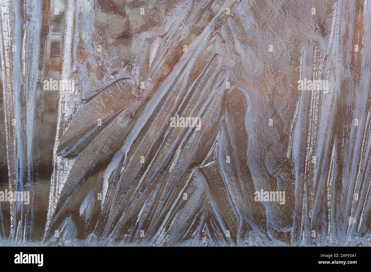 Avanzamento interessanti valli e gole formate nella superficie di acqua congelata ghiaccio con sfondo oscurato la geometria frattale la conduzione di calore pattern Foto Stock