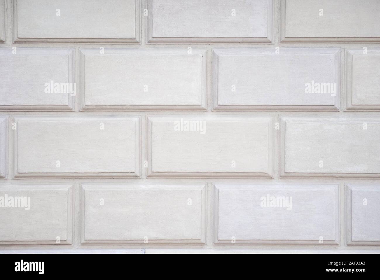 Muro Bianco rivestita con mattoni di grandi dimensioni Foto Stock