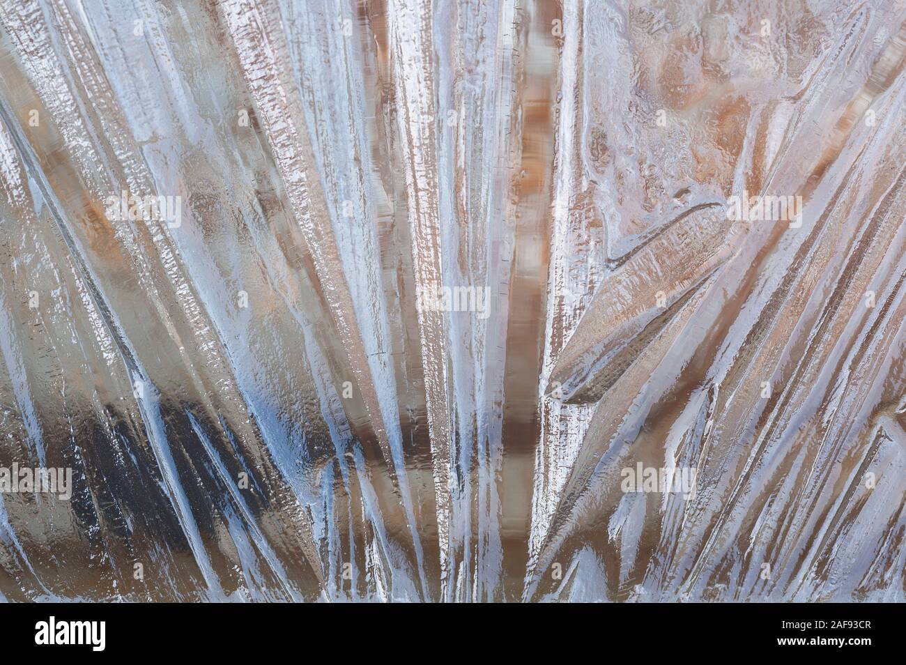 Avanzamento interessanti valli e gole formate nella superficie di acqua congelata ghiaccio con sfondo oscurato la geometria frattale la conduzione di calore pattern Foto Stock