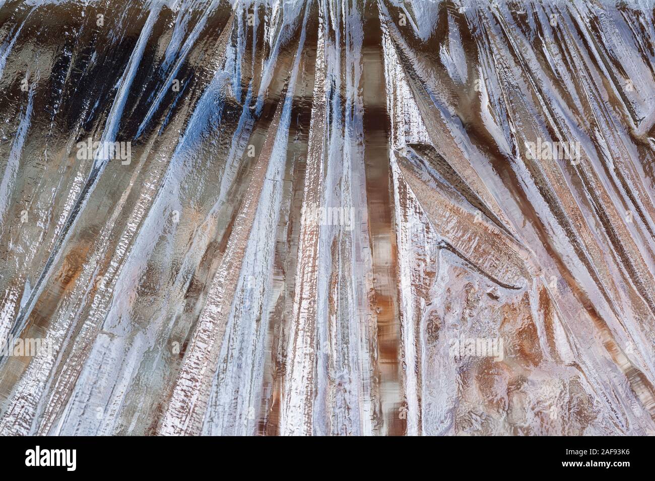 Avanzamento interessanti valli e gole formate nella superficie di acqua congelata ghiaccio con sfondo oscurato la geometria frattale la conduzione di calore pattern Foto Stock