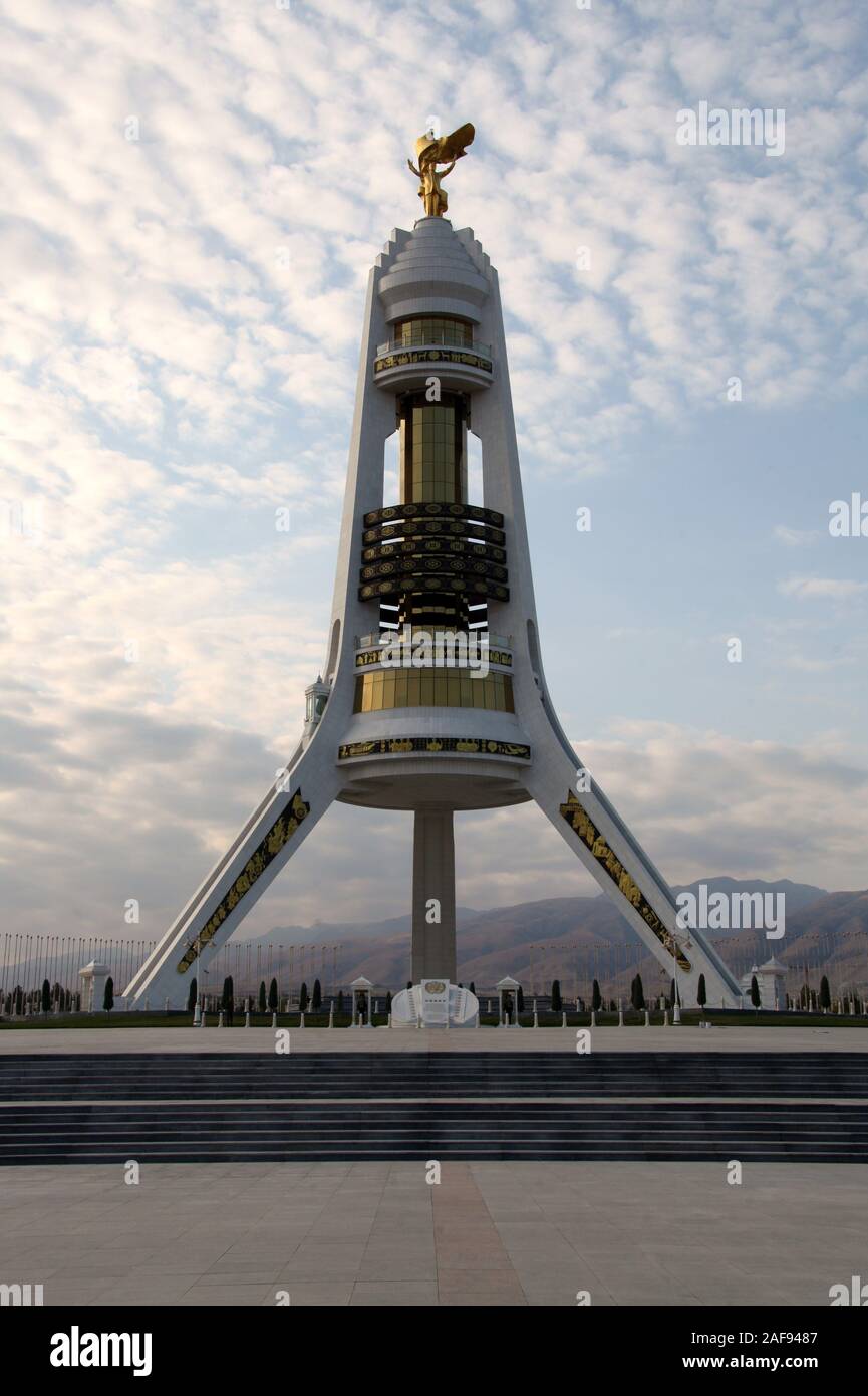 Arco della Neutralità di Aşgabat sormontata da una statua dorata di ex Presidente Saparmurat Niyazov Foto Stock