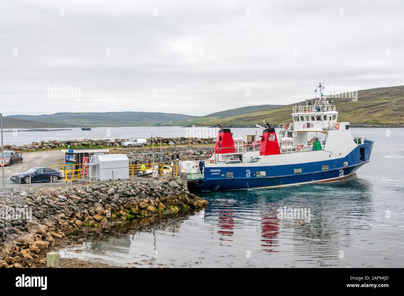 I veicoli lo sbarco dal traghetto Whalsay, MV di Hendra, a Laxo sulla terraferma Shetland. Foto Stock