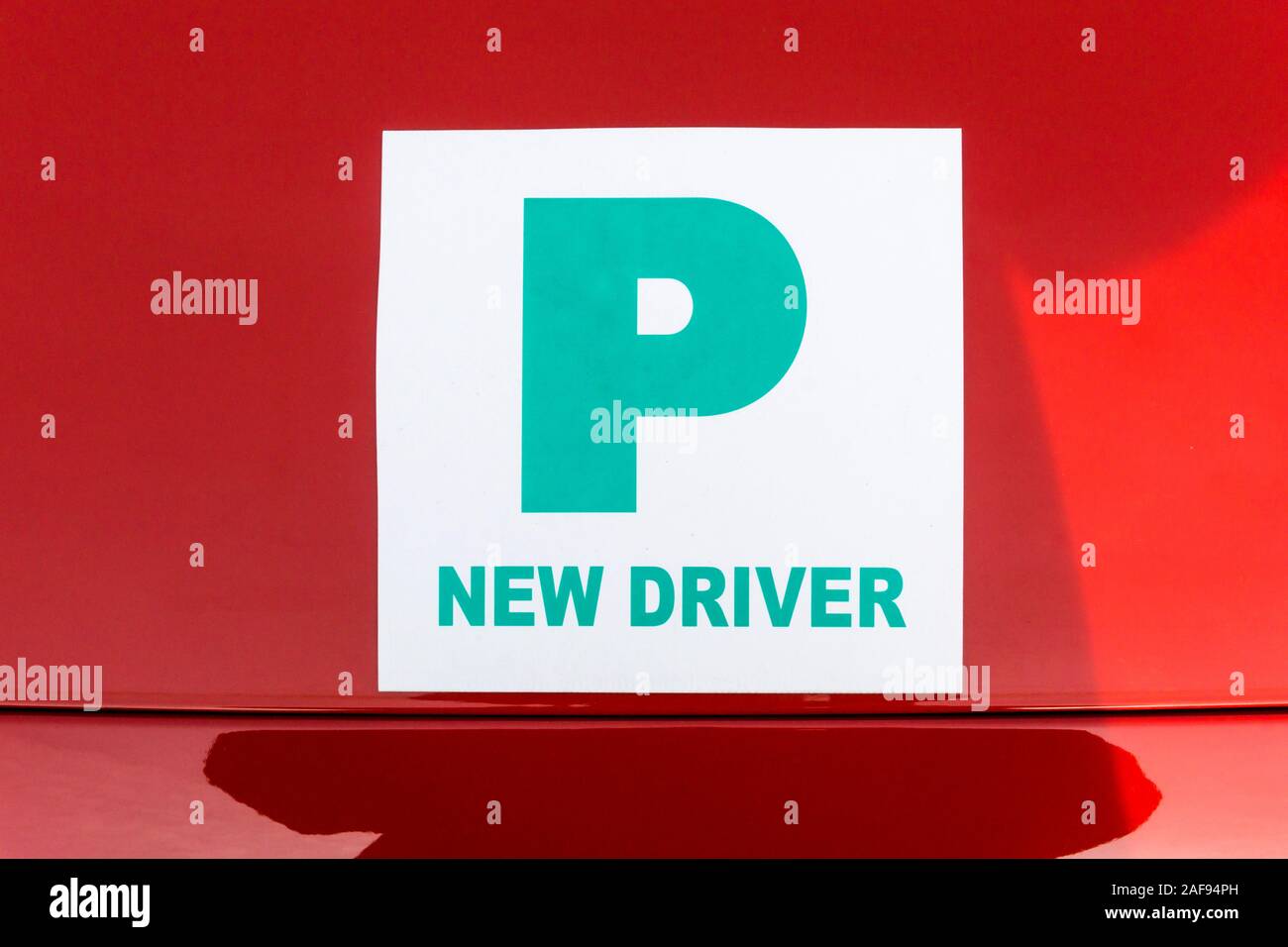 Un P nuovi driver o driver di prova segno sulla parte posteriore di un automobile rossa. Foto Stock