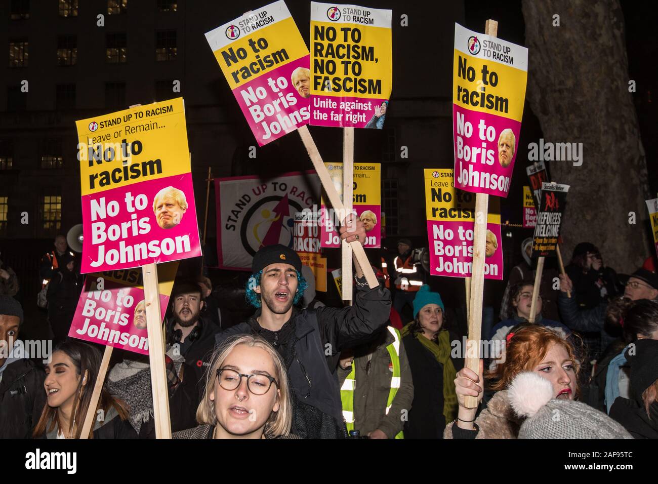 Londra, Regno Unito. 13 dicembre, 2019. Centinaia di anti-razzismo manifestanti radunati su Whitehall a dimostrare contro il nuovo Boris Johnson di governo. David Rowe/Alamy Live News Foto Stock