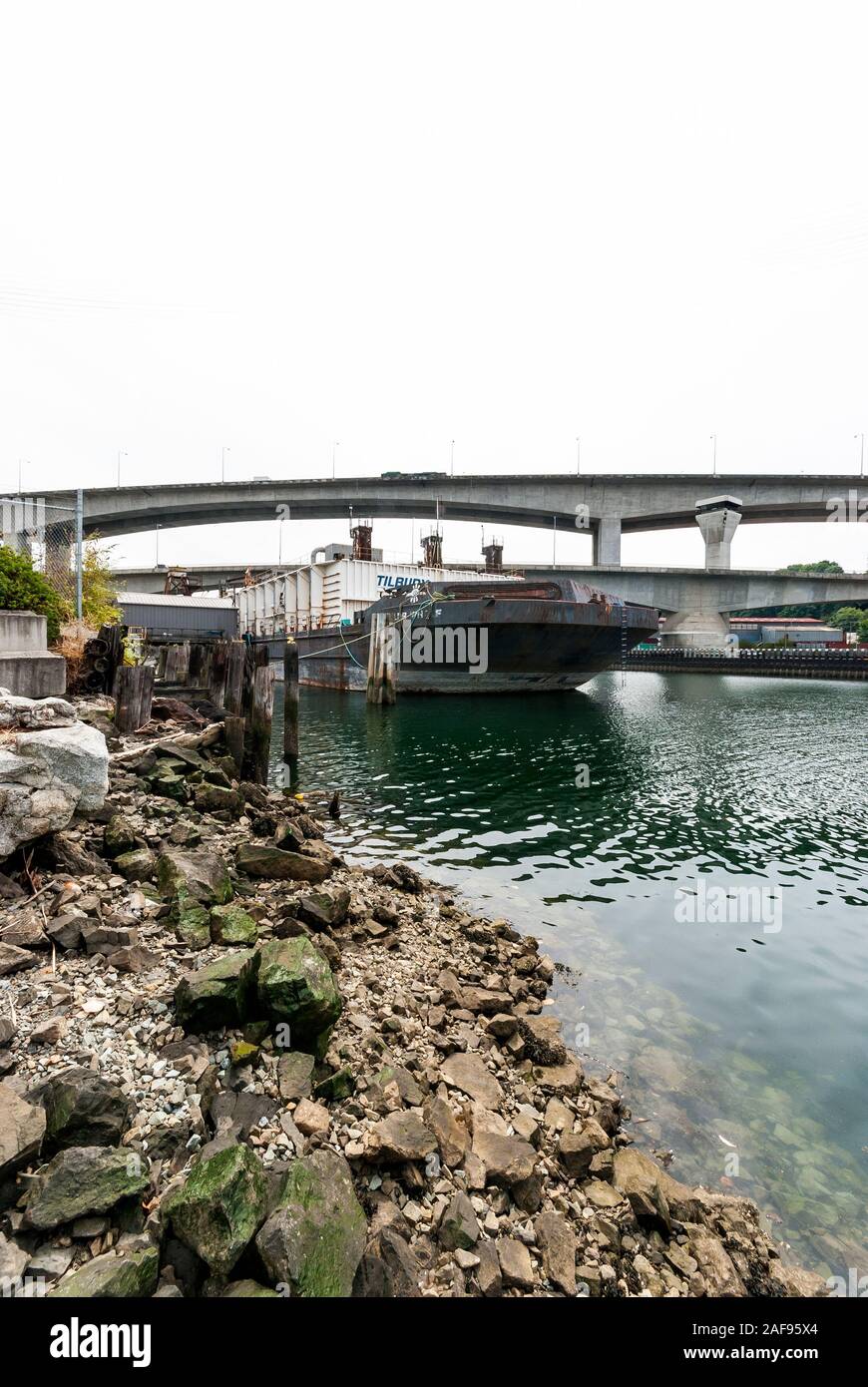 Vista del Tilbury chiatta di cemento e lo swing-span Spokane Street Bridge nella zona ovest di Seattle. Washington. Foto Stock