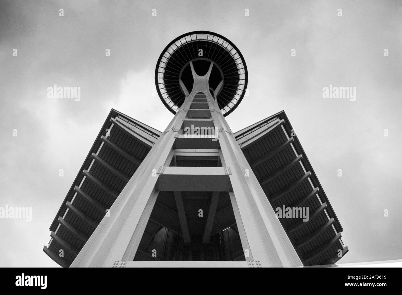 Seattle, Washington, Stati Uniti d'America - Maggio 1992: Archiviazione in bianco e nero consente di visualizzare l'iconica Space Needle torre di osservazione con cielo nuvoloso. Foto Stock