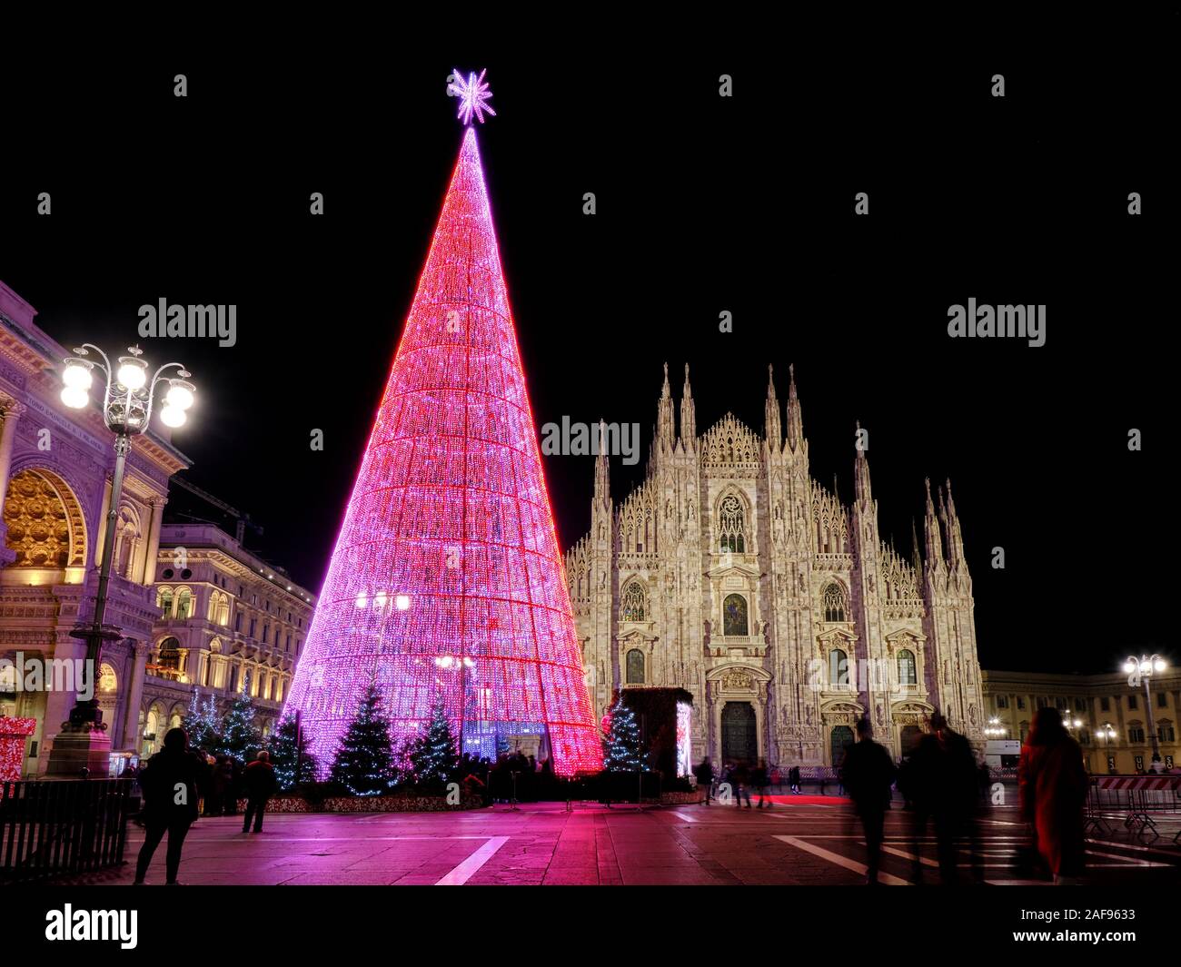 Milano, Italia - 10 dicembre 2019: albero di Natale artificiale davanti al duomo di Milano, in piazza Duomo in dicembre, Vista notte. Foto Stock