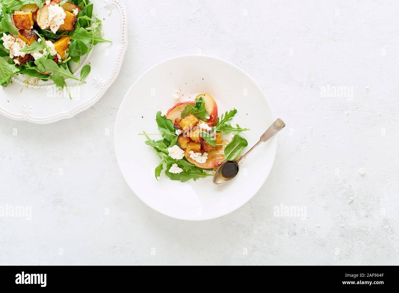 Immagine aerea di una sana insalata con la zucca cotta al forno e mele Foto Stock