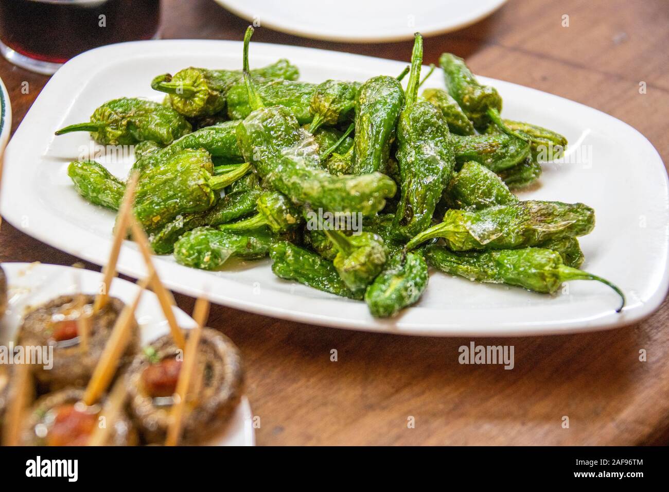 Verdi fritti, chilis Meson Del Champinon, casa di funghi, Madrid, Spagna Foto Stock