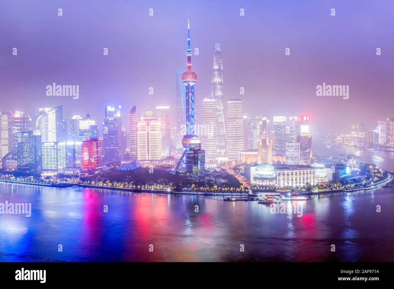 Il quartiere di Pudong e lo skyline di Shanghai in Cina con il fiume Huangpu e alti grattacieli Foto Stock