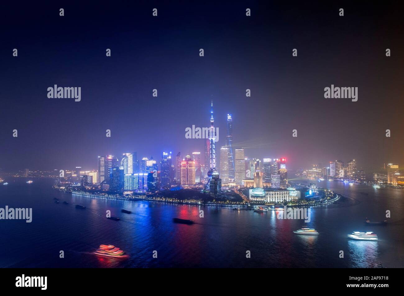 Il quartiere di Pudong e lo skyline di Shanghai in Cina con il fiume Huangpu e alti grattacieli Foto Stock