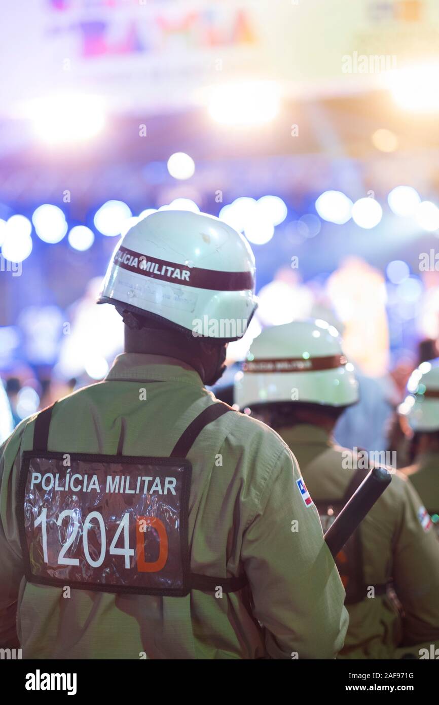 Polizia brasiliana (polizia di Stato Militia - Policia Militar) in servizio e indossando rio attrezzatura, sfondo sfocato, Salvador, Bahia Foto Stock