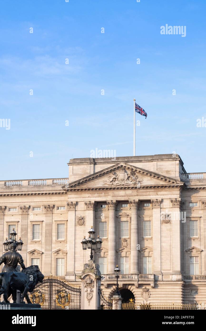 La facciata di Buckingham Palace, residenza ufficiale della Regina in centro a Londra, Inghilterra, Regno Unito Foto Stock