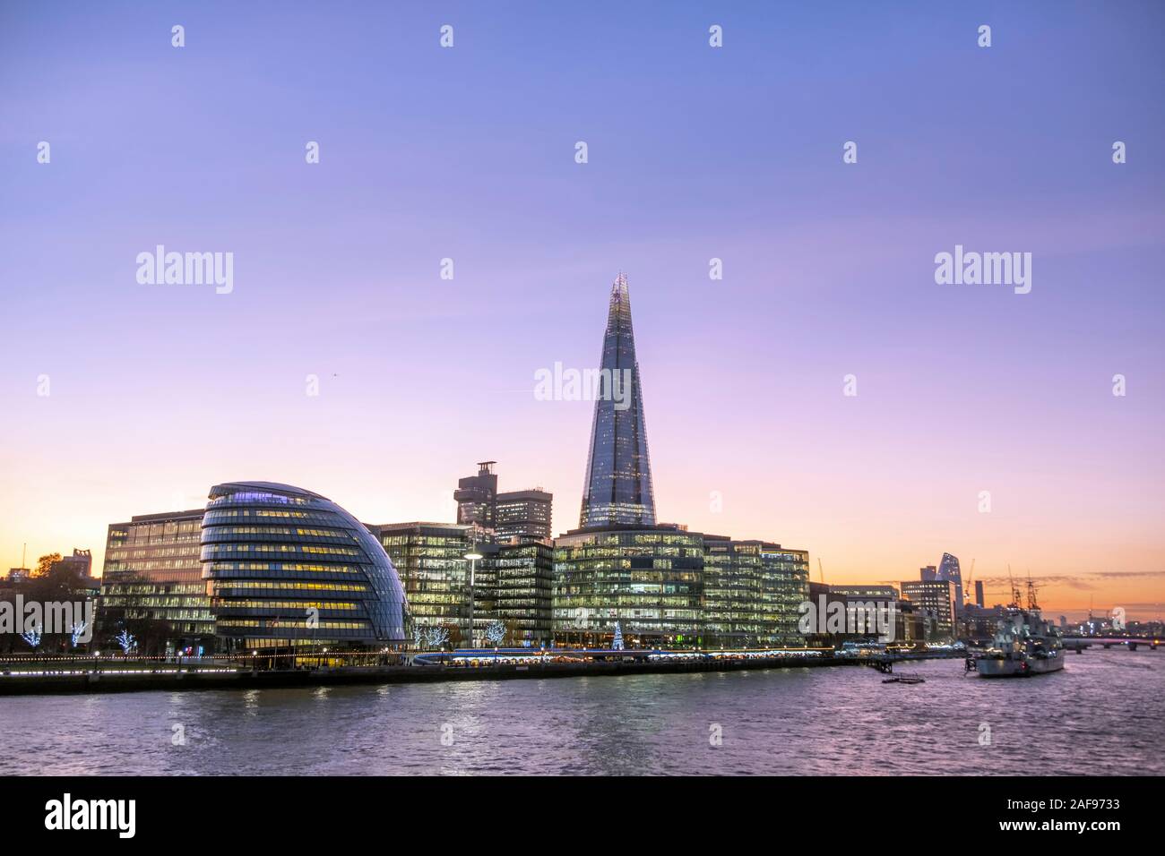 Il Municipio (HQ del sindaco di Londra), il coccio e gli edifici lungo il fiume Tamigi vicino al London Bridge a Southwark, Londra, Regno Unito Foto Stock