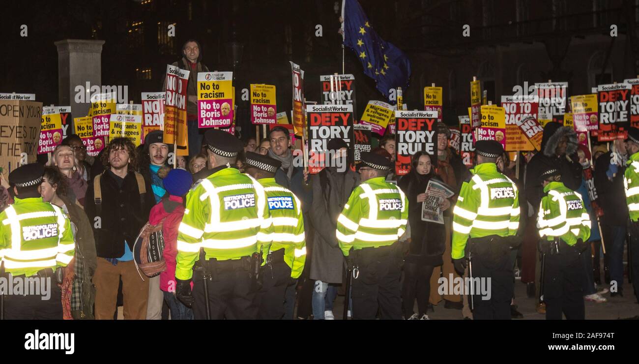Londra, UK. 13 dicembre, 2019. Centinaia di anti-razzismo manifestanti radunati su Whitehall a dimostrare contro il nuovo Boris Johnson di governo. David Rowe/Alamy Live News Foto Stock