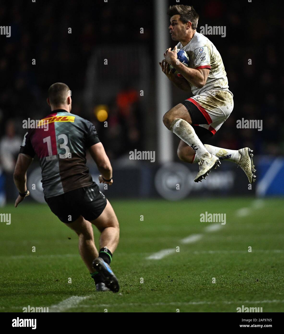 Twickenham, Regno Unito. Xiii Dec, 2019. Louis Ludik (Ulster Rugby) le catture come egli è guardata da James Lang (arlecchini). Arlecchini v Ulster Rugby. Pool di 3. La Heineken Champions Cup. Stadio di Twickenham Stoop. Twickenham. Londra. Regno Unito. Credito Bowden Garry/Sport in immagini/Alamy Live News. Credito: Sport In immagini/Alamy Live News Foto Stock