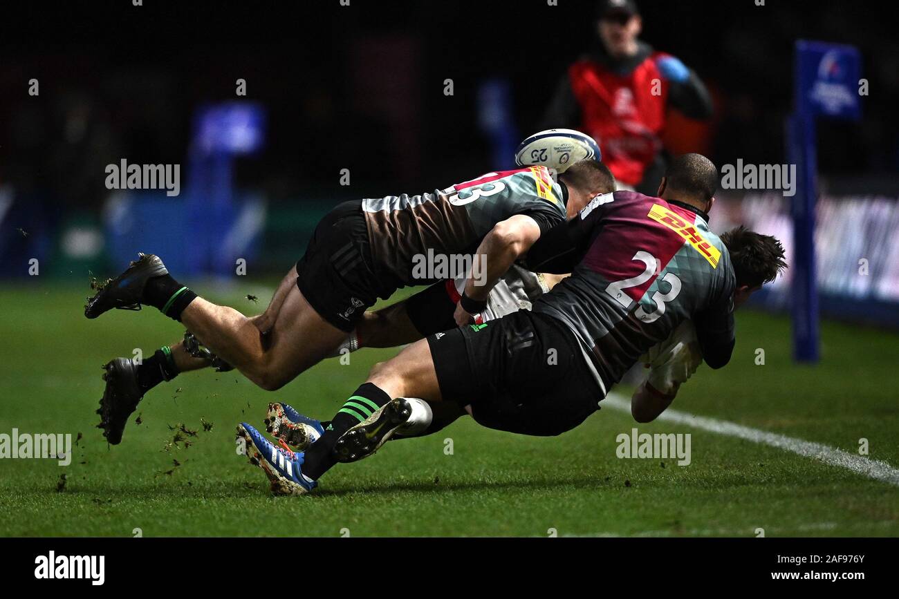 Twickenham, Regno Unito. Xiii Dec, 2019. James Lang (arlecchini, 13) e Travis Ismaiel (arlecchini, 23) Affrontare Louis Ludik (Ulster Rugby). Arlecchini v Ulster Rugby. Pool di 3. La Heineken Champions Cup. Stadio di Twickenham Stoop. Twickenham. Londra. Regno Unito. Credito Bowden Garry/Sport in immagini/Alamy Live News. Credito: Sport In immagini/Alamy Live News Foto Stock