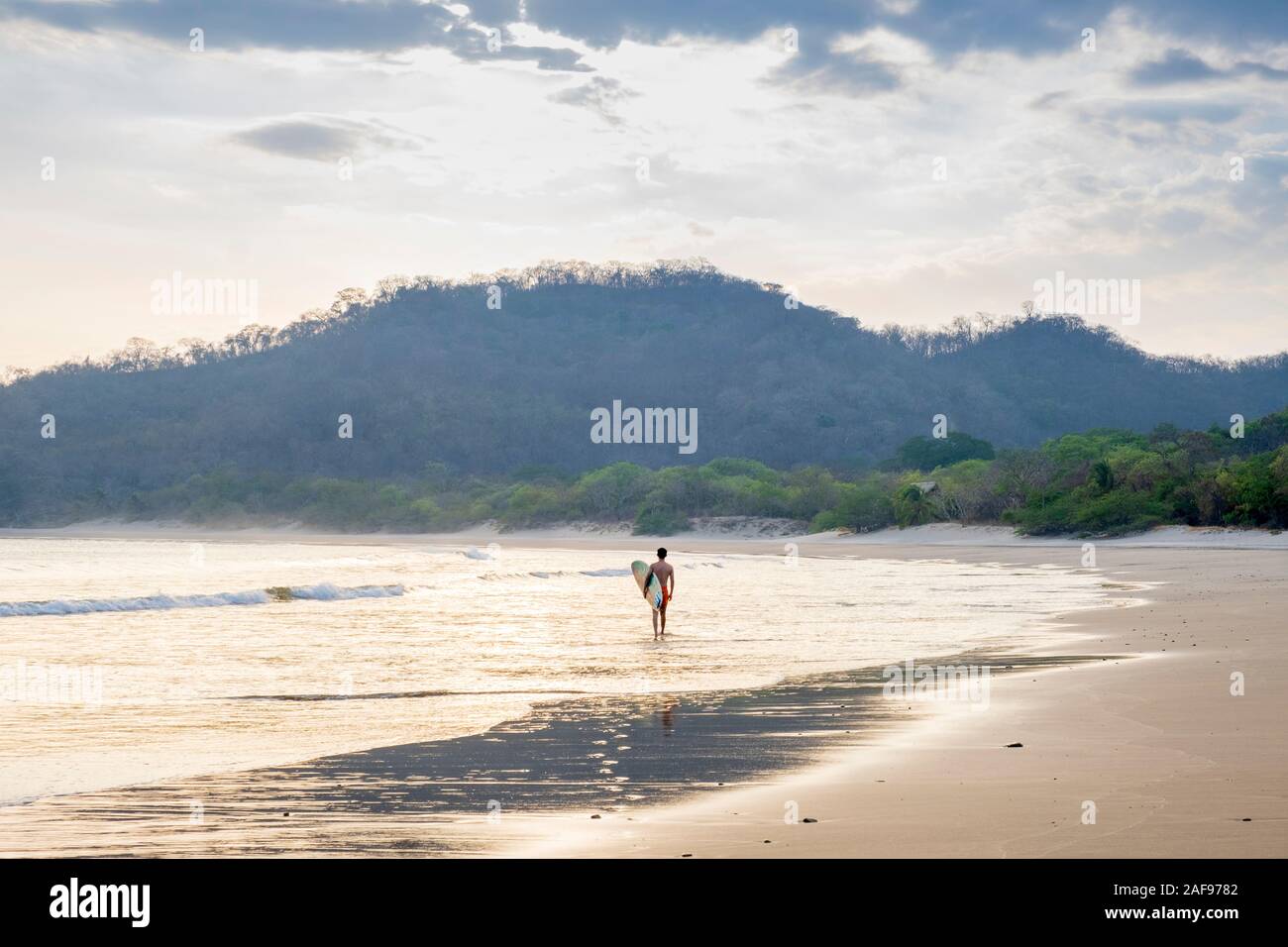 Un assolo del surfista sulla spiaggia di Ocotal e, San Juan del Sur, Nicaragua Foto Stock