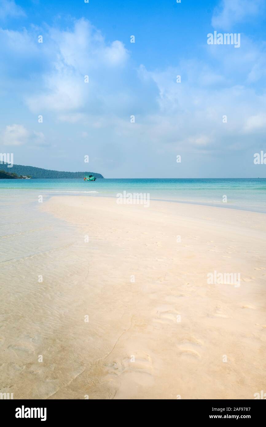 Una spiaggia vuota sull'isola di Koh Rong Sanloem, Cambogia Foto Stock