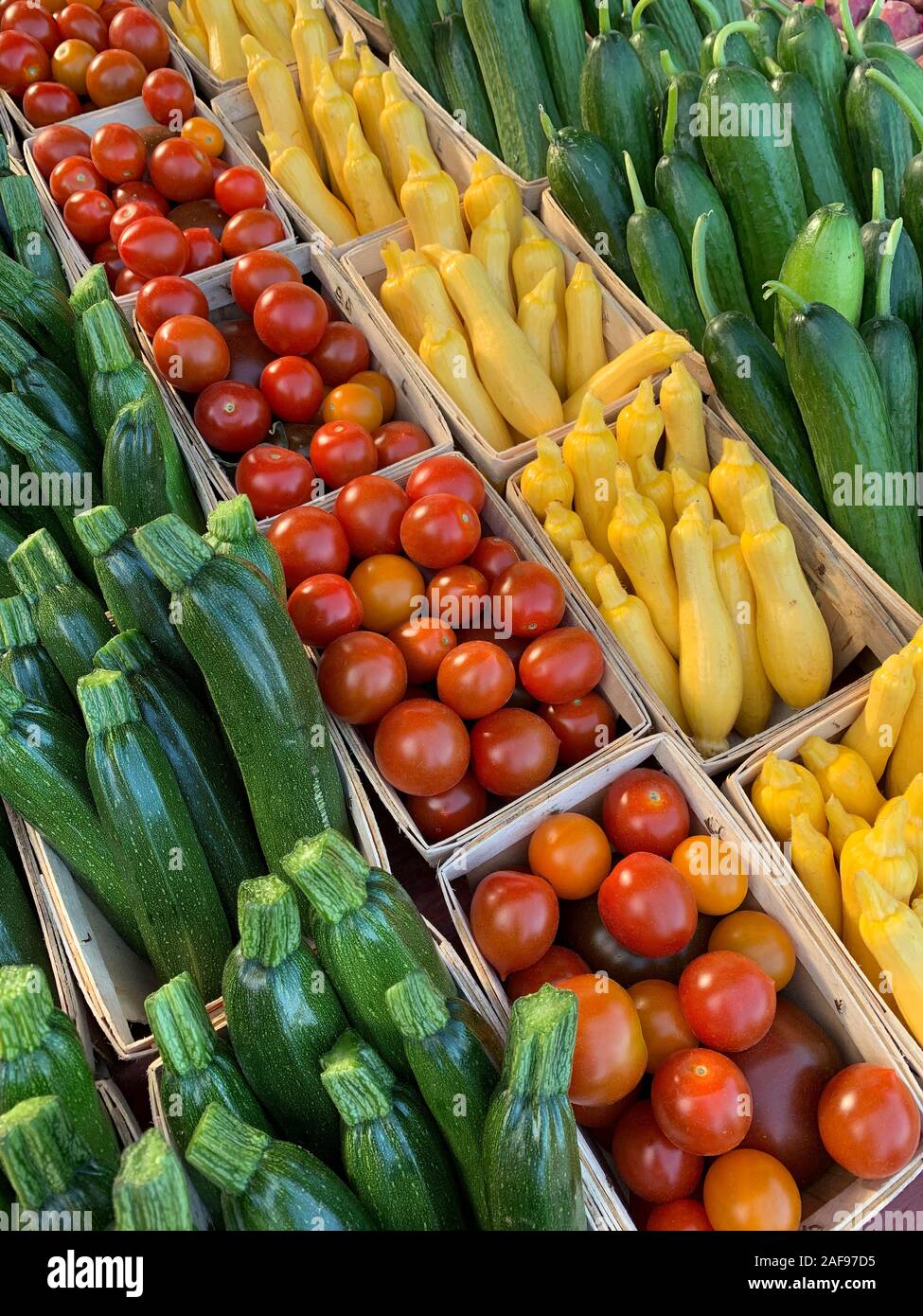 Pomodori freschi, cetrioli, squash, il Mercato degli Agricoltori. Alexandria, Virginia, Stati Uniti d'America. Foto Stock