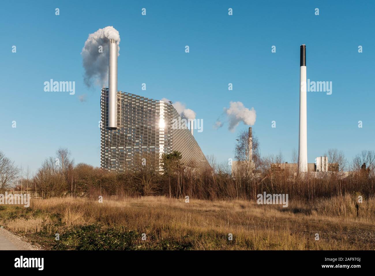 CopenHill, noto anche come Amager Bakke, Copenhagen, Danimarca. Essa è stata progettata dal grande per il doppio ruolo di infrastrutture pubbliche, sentieri e piste da sci. Foto Stock