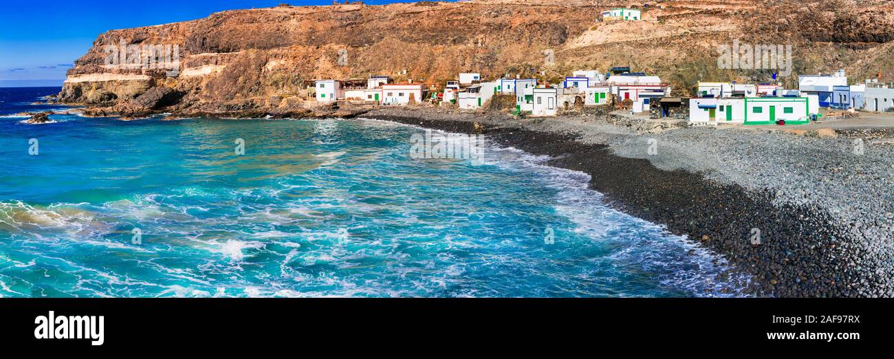 Tradizionali case colorate e oltre il mare tramonto,Puertito de los Molinos village,Fuerteventura,Spagna. Foto Stock
