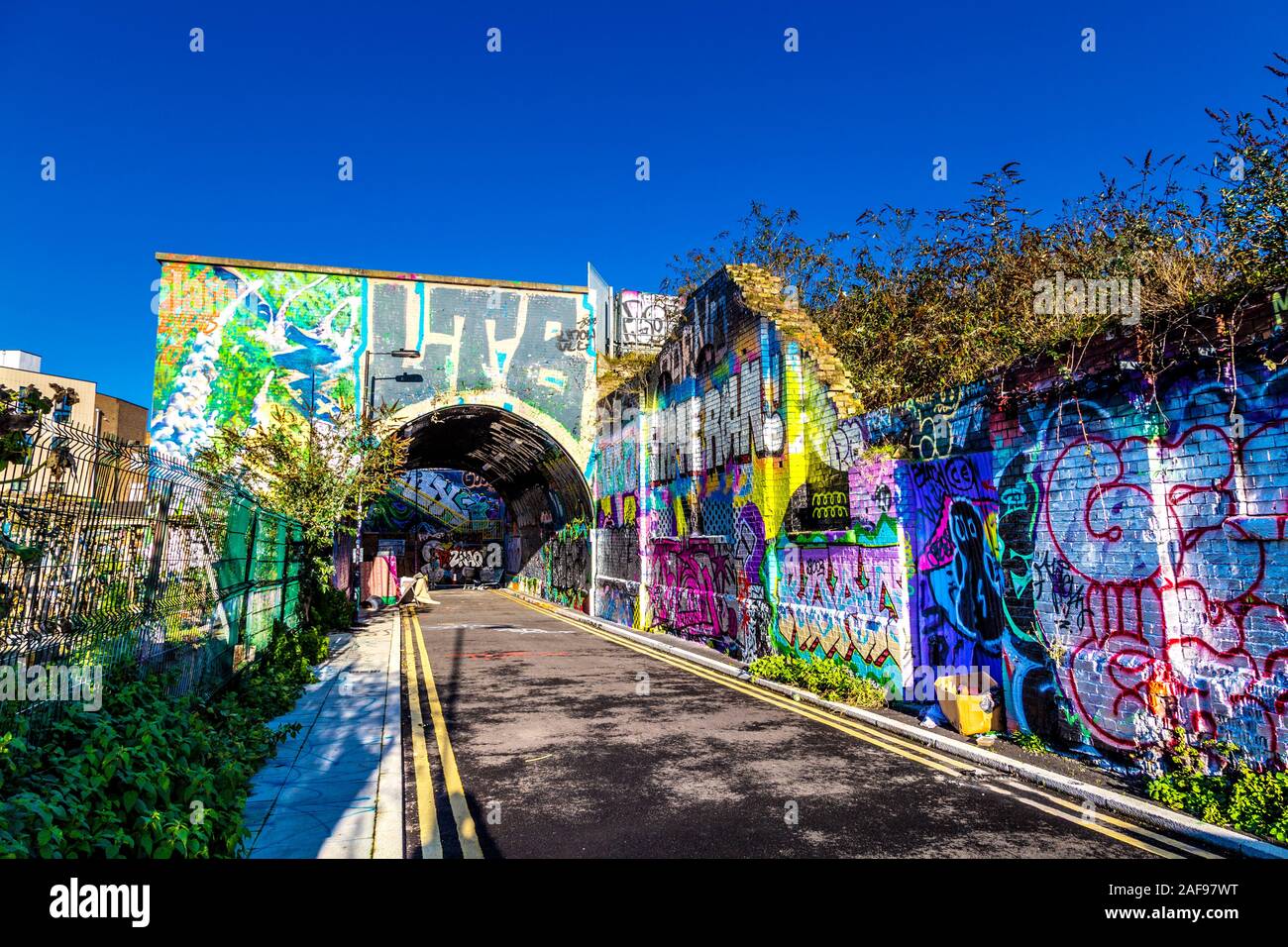 Pedley Street arco coperto con murales, graffiti e street art di Londra, Regno Unito Foto Stock