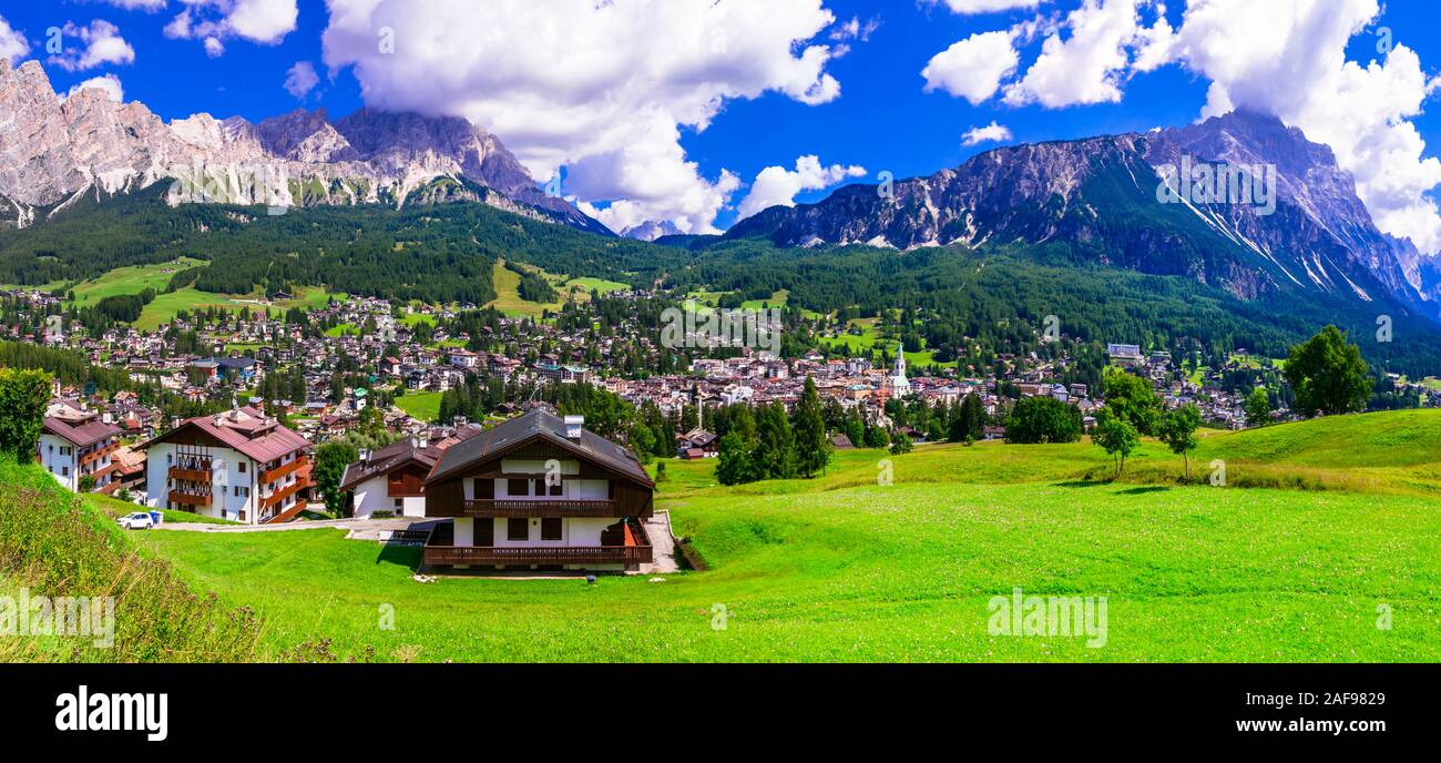Hotel di lusso a Cortina d'Ampezzo village,vista con montagne,Veneto,l'Italia. Foto Stock