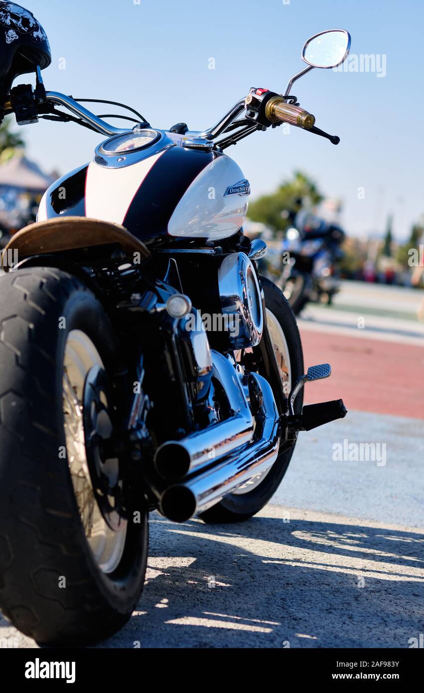 Torrevieja, Spagna - 1 dicembre 2019: Biker appendere fuori all'aperto, primo piano posteriore vista moto moderna, giorno di sole nessuno, il trasporto stile di vita Foto Stock