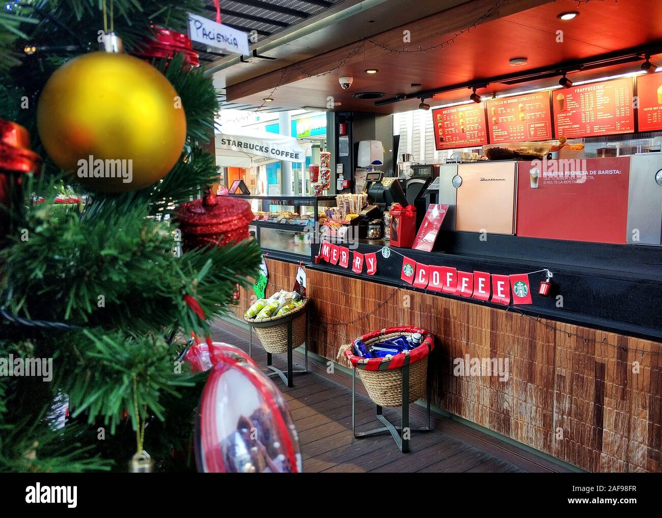 Torrevieja, Spagna - 27 Novembre 2019: Natale Decorazione vetrina decorata a Starbucks Coffee shop, ornato albero di Natale come simbolo del nuovo anno Foto Stock