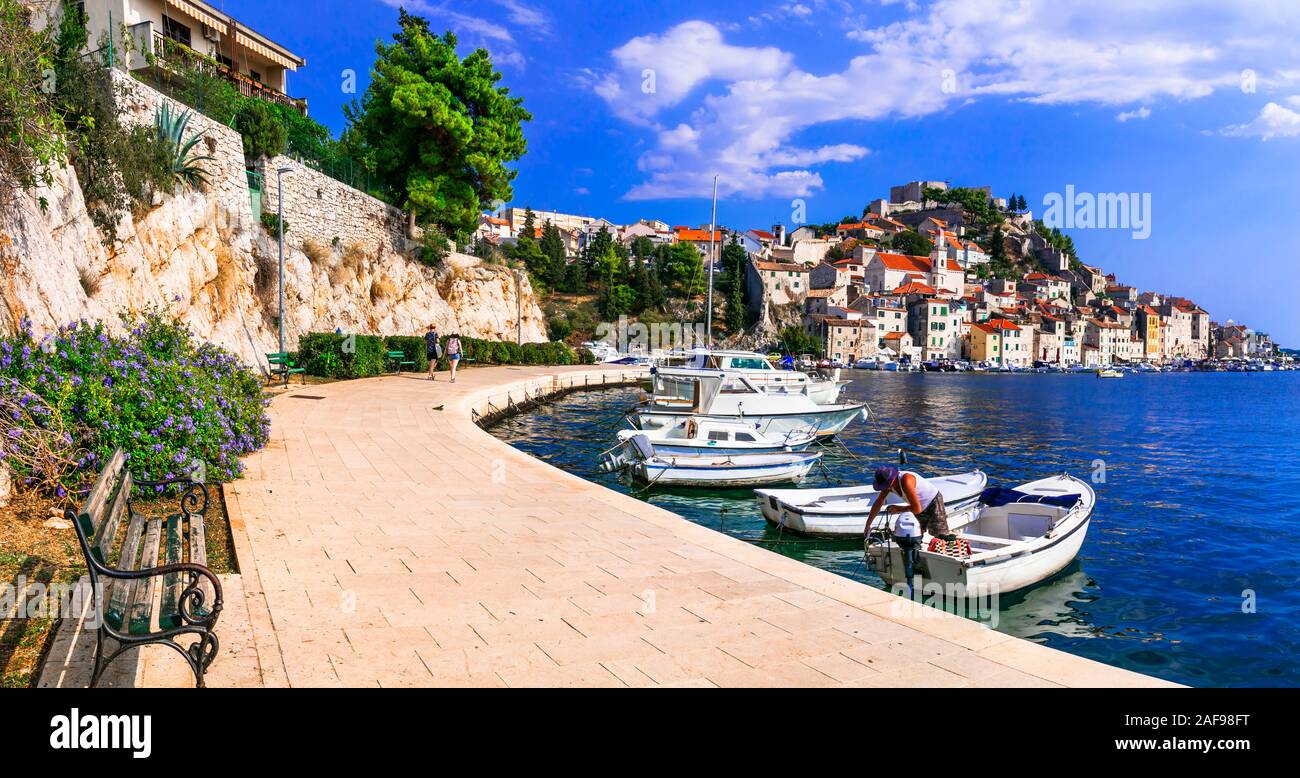 Bella Sibenik città vecchia,vista con case tradizionali,castello e mare,Croazia. Foto Stock